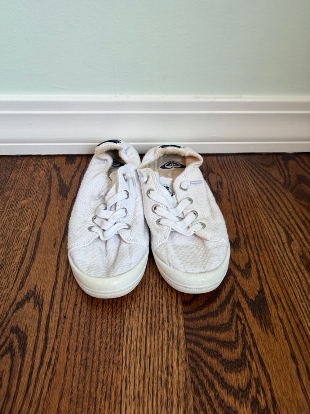 Roxy Women’s Size 8 White Canvas Sneakers with Pink & Teal Accent - Picture 5 of 9